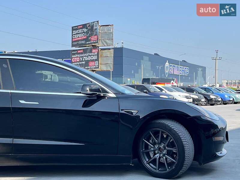 Седан Tesla Model 3 2019 в Львове