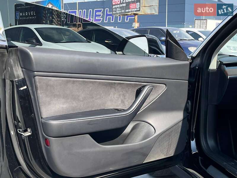 Седан Tesla Model 3 2019 в Львове