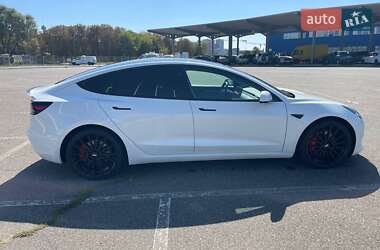 Седан Tesla Model 3 2022 в 