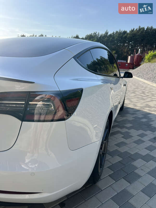 Седан Tesla Model 3 2021 в Львове