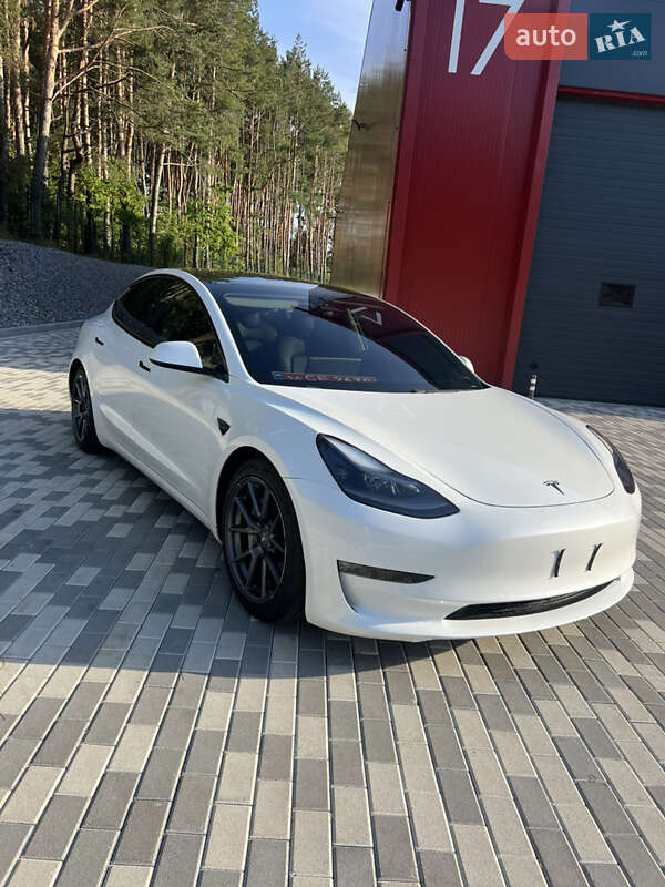 Седан Tesla Model 3 2021 в Львове