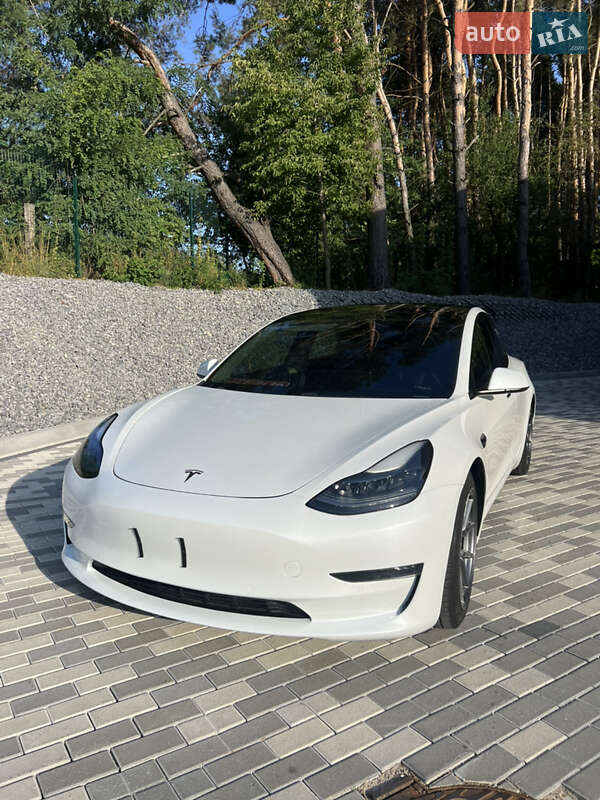 Седан Tesla Model 3 2021 в Львове