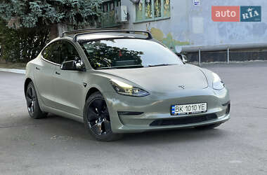 Седан Tesla Model 3 2022 в 