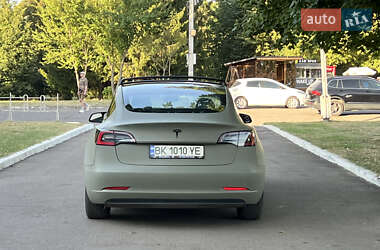 Седан Tesla Model 3 2022 в 