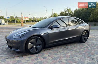 Седан Tesla Model 3 2022 в 