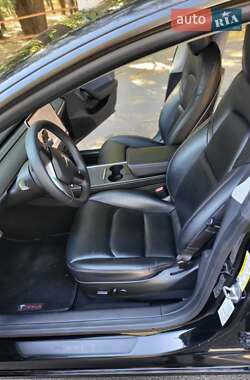 Седан Tesla Model 3 2020 в 