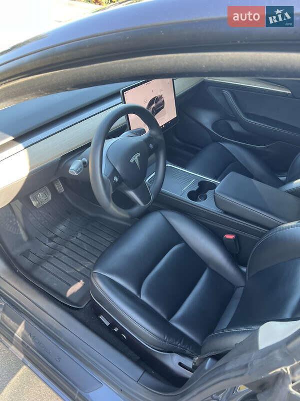 Седан Tesla Model 3 2022 в Бучі