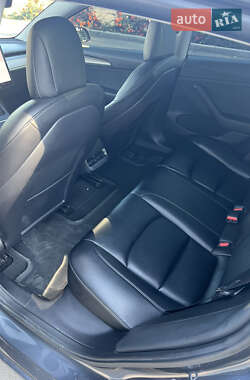 Седан Tesla Model 3 2022 в Бучі