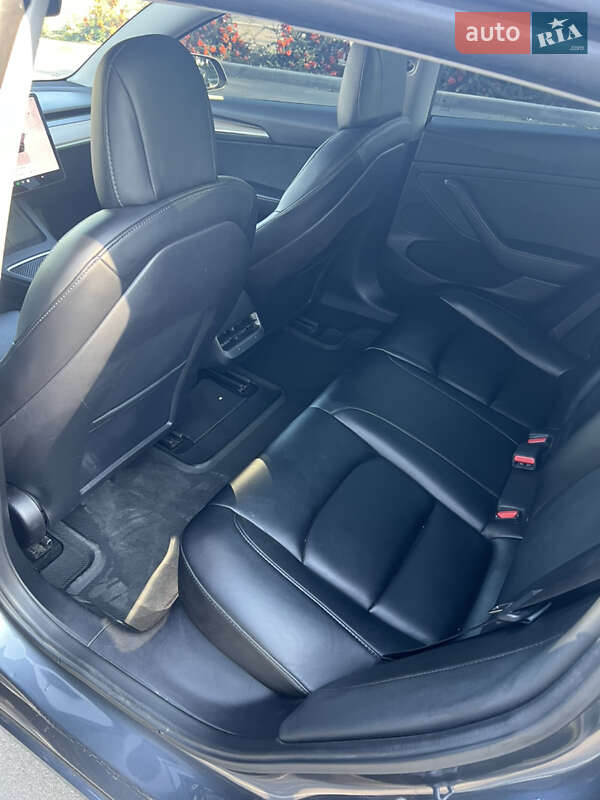 Седан Tesla Model 3 2022 в Бучі