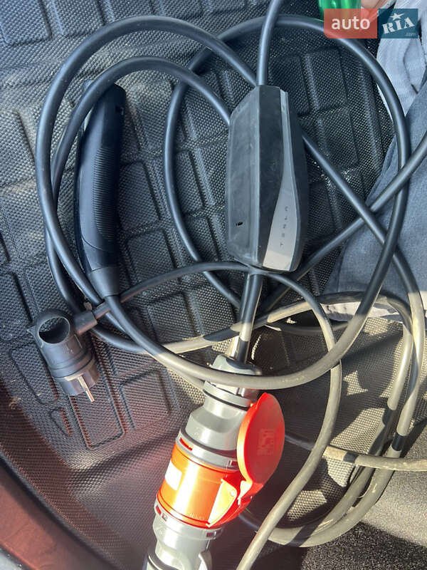 Седан Tesla Model 3 2022 в Бучі