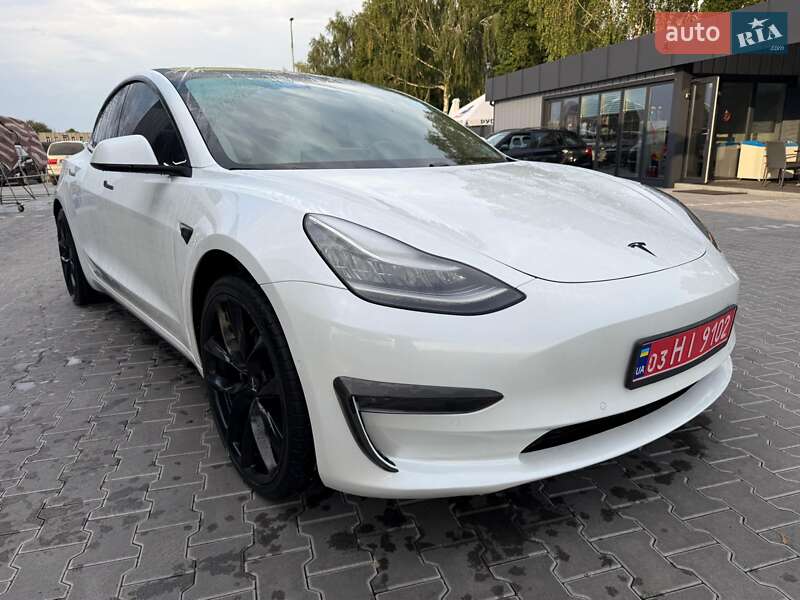 Седан Tesla Model 3 2019 в Володимирі