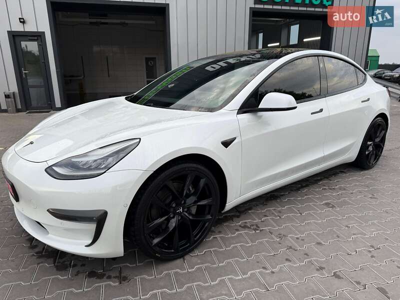 Седан Tesla Model 3 2019 в Володимирі