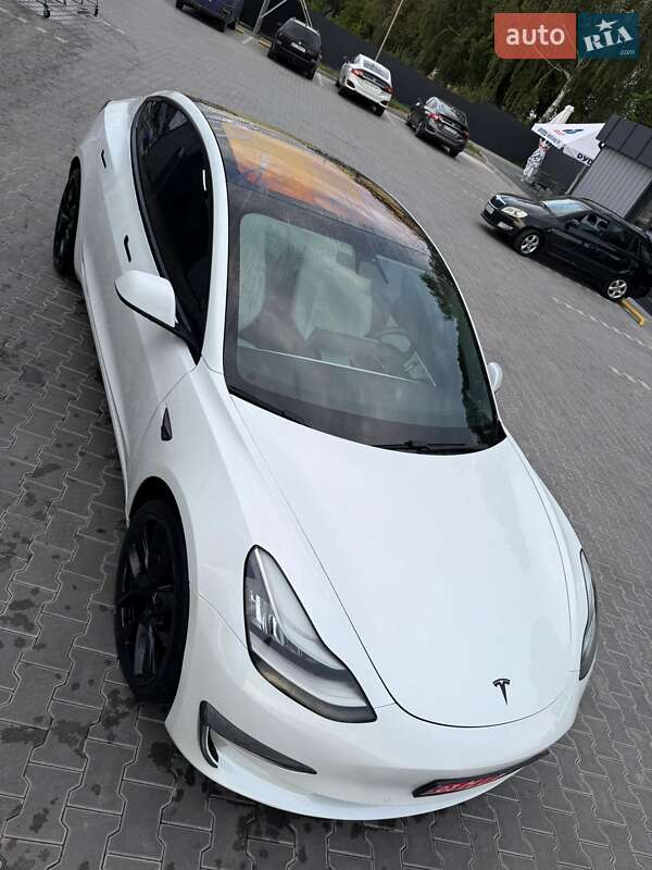 Седан Tesla Model 3 2019 в Володимирі