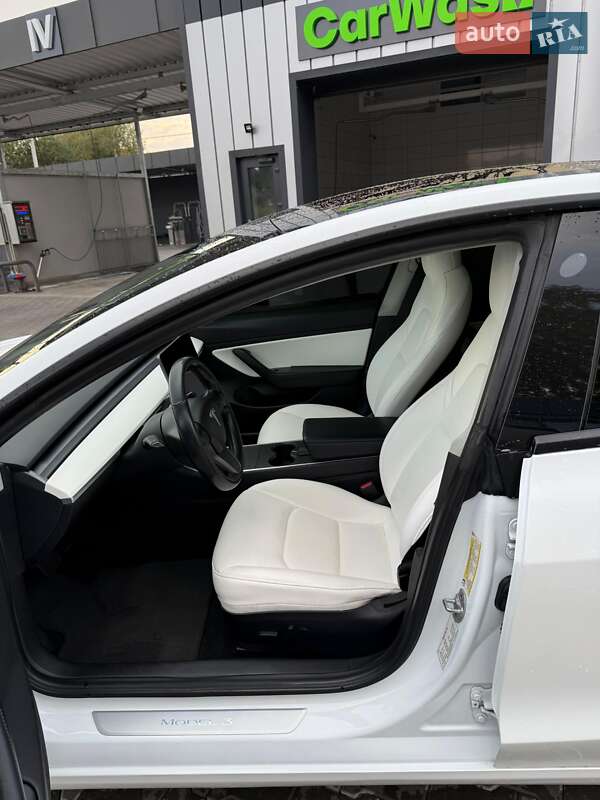 Седан Tesla Model 3 2019 в Володимирі
