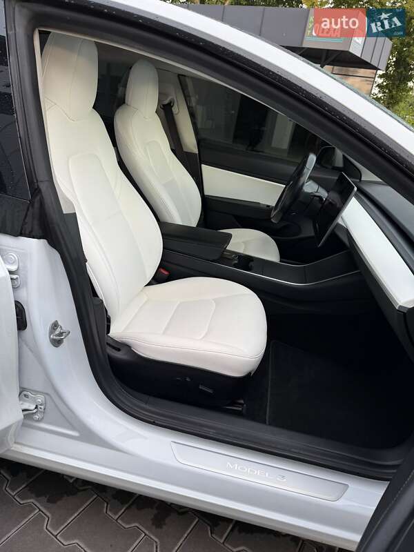 Седан Tesla Model 3 2019 в Володимирі