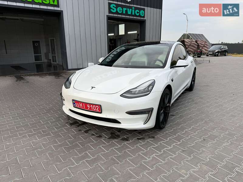 Седан Tesla Model 3 2019 в Володимирі