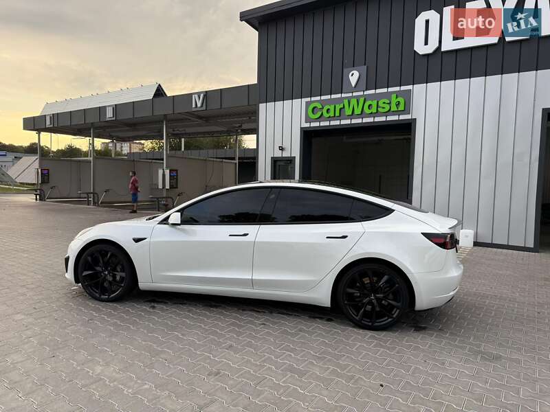 Седан Tesla Model 3 2019 в Володимирі