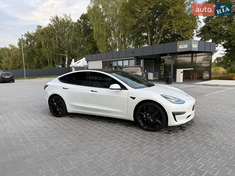 Седан Tesla Model 3 2019 в Володимирі