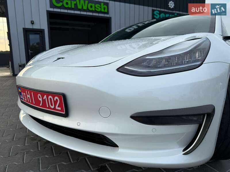 Седан Tesla Model 3 2019 в Володимирі