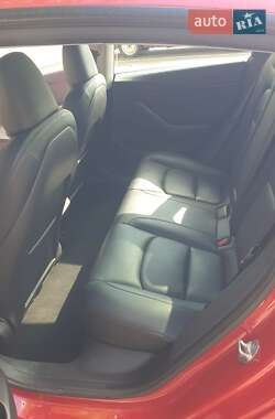 Седан Tesla Model 3 2023 в 