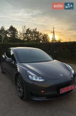 Седан Tesla Model 3 2023 в 