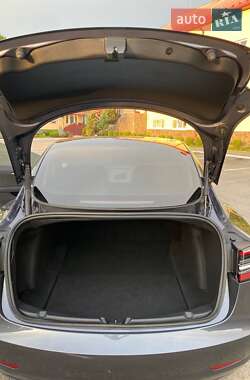 Седан Tesla Model 3 2023 в 