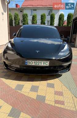 Седан Tesla Model 3 2022 в 