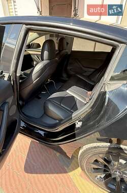 Седан Tesla Model 3 2022 в 