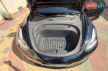 Седан Tesla Model 3 2022 в 