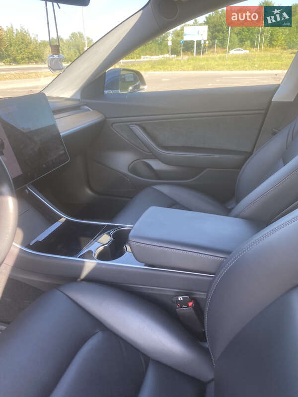 Седан Tesla Model 3 2018 в Рівному