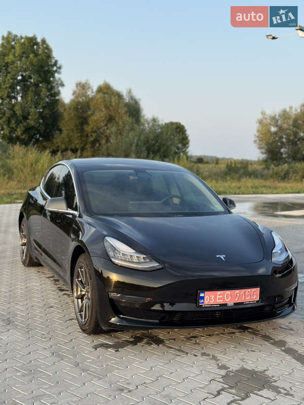 Седан Tesla Model 3 2020 в Львові