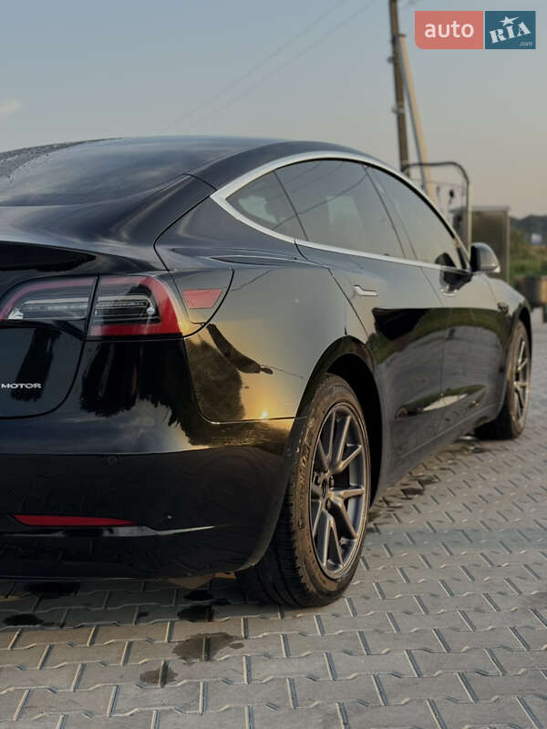 Седан Tesla Model 3 2020 в Львові