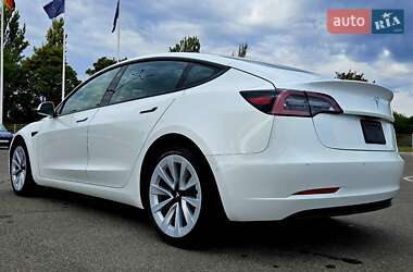 Седан Tesla Model 3 2022 в 