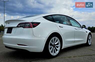 Седан Tesla Model 3 2022 в 