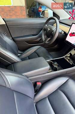 Седан Tesla Model 3 2020 в 