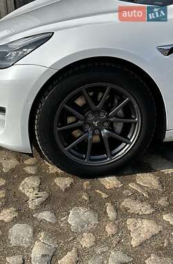 Седан Tesla Model 3 2020 в 