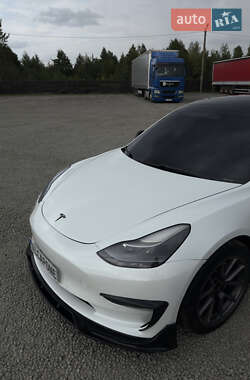 Седан Tesla Model 3 2022 в 