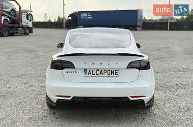 Седан Tesla Model 3 2022 в 