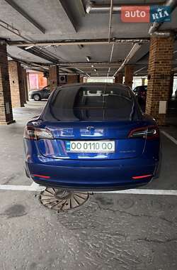 Седан Tesla Model 3 2022 в 