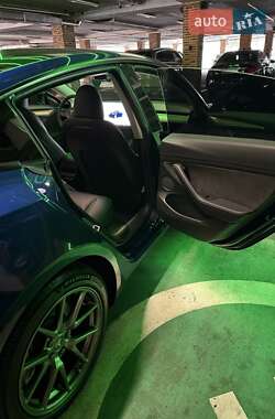 Седан Tesla Model 3 2022 в 