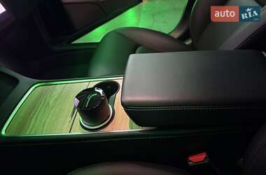 Седан Tesla Model 3 2022 в 