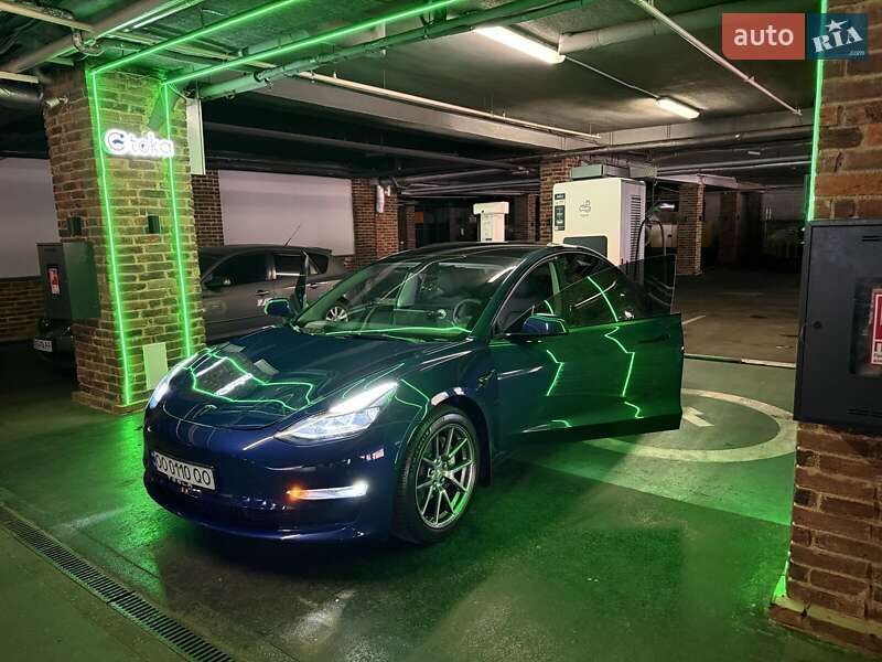 Седан Tesla Model 3 2022 в 