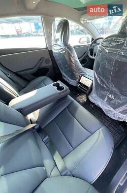 Седан Tesla Model 3 2024 в 