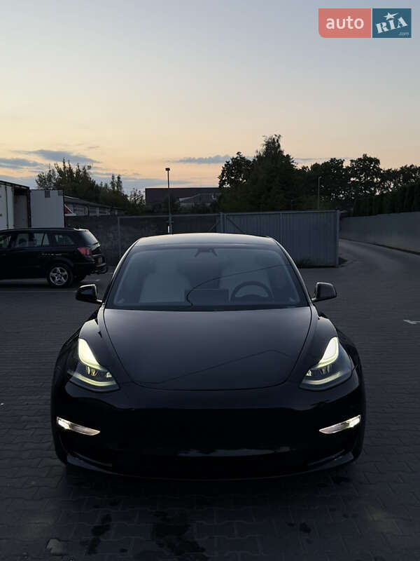 Седан Tesla Model 3 2021 в Луцке