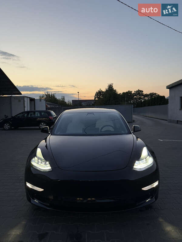 Седан Tesla Model 3 2021 в Луцке