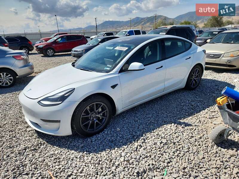 Седан Tesla Model 3 2022 в 
