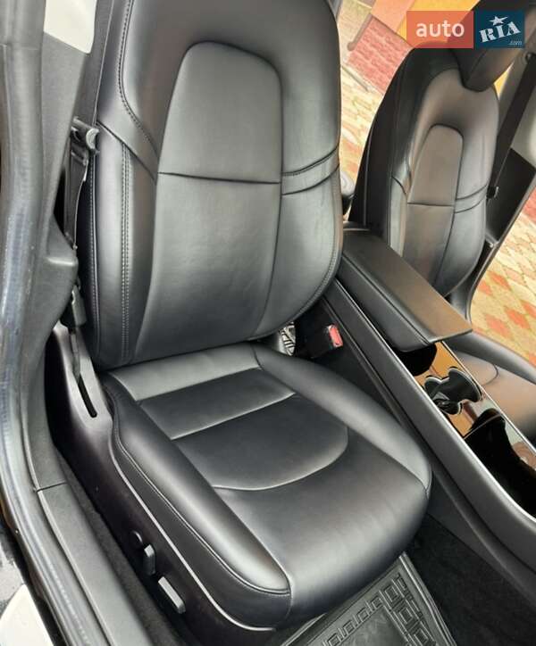 Седан Tesla Model 3 2018 в Рівному