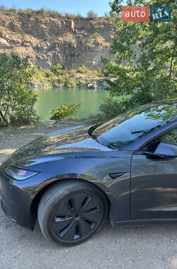 Седан Tesla Model 3 2024 в 