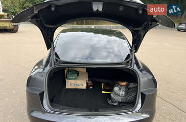 Седан Tesla Model 3 2024 в 