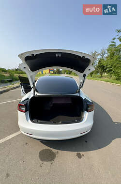 Седан Tesla Model 3 2022 в 